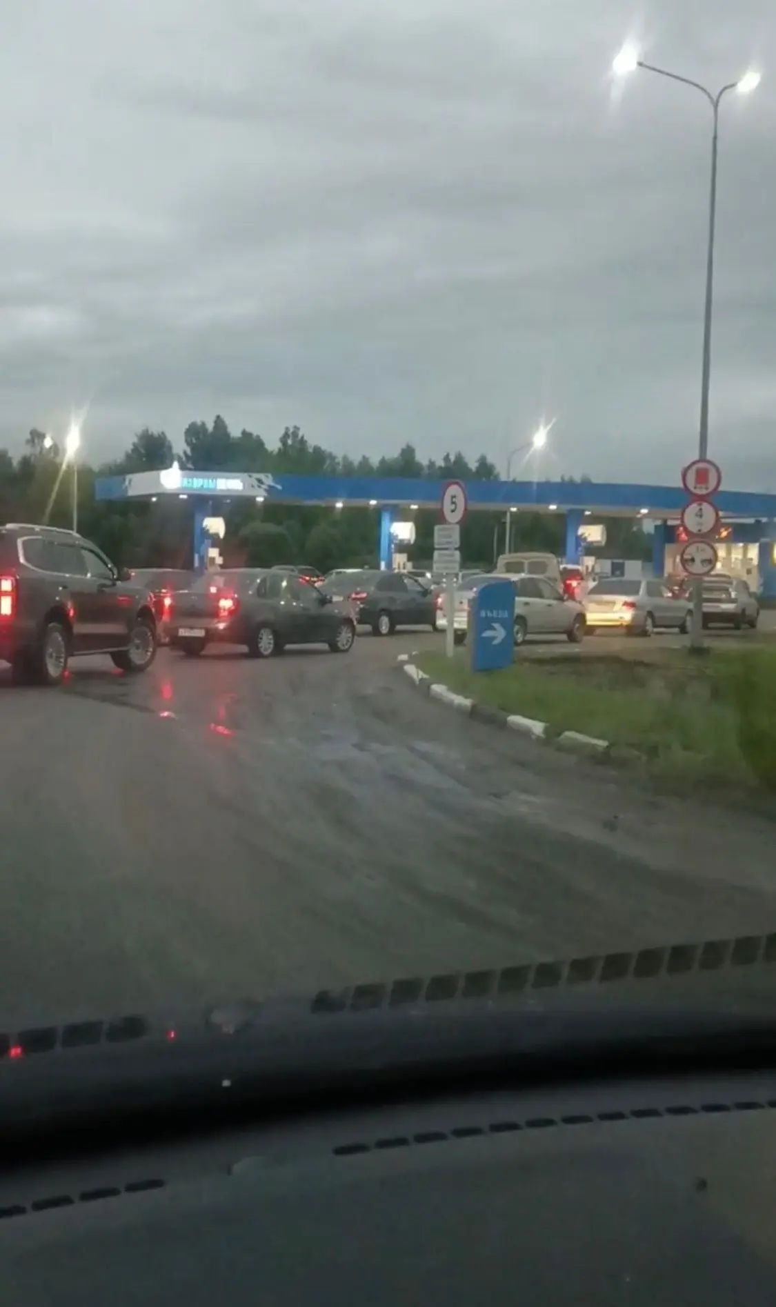 Заправки Пахел и Шуя , у людей массовая паника. Заливают полные баки и по 2 канистры. З...