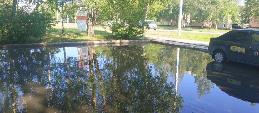 "Бассейн" образовался на автомобильной стоянке возле почты, рядом с администрацией

Предложить новос