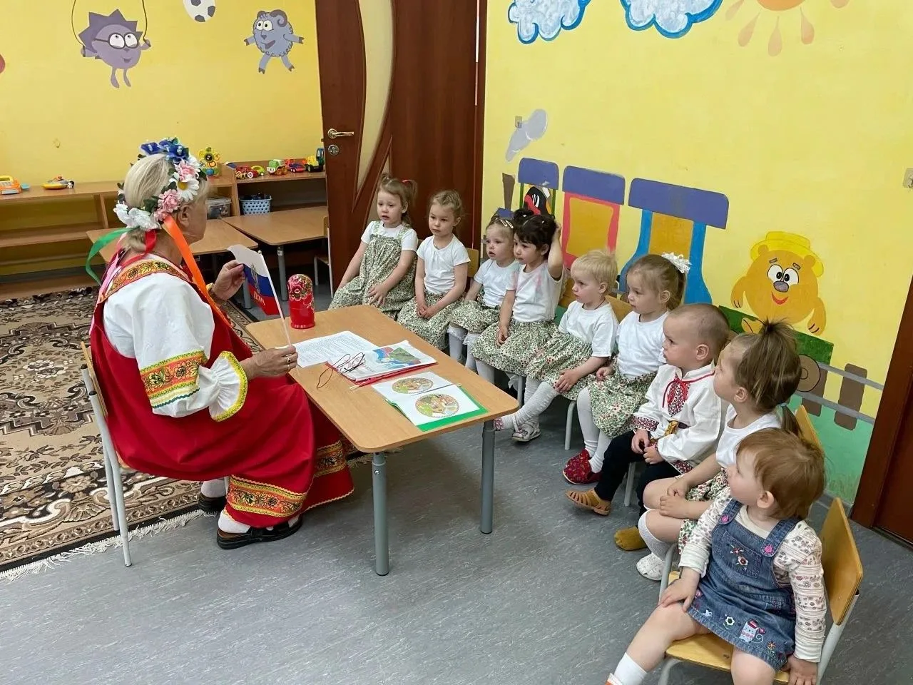 А в младшей группе "Смешарики" состоялось познавательное развлечение ко Дню России. Ребята вместе с 
