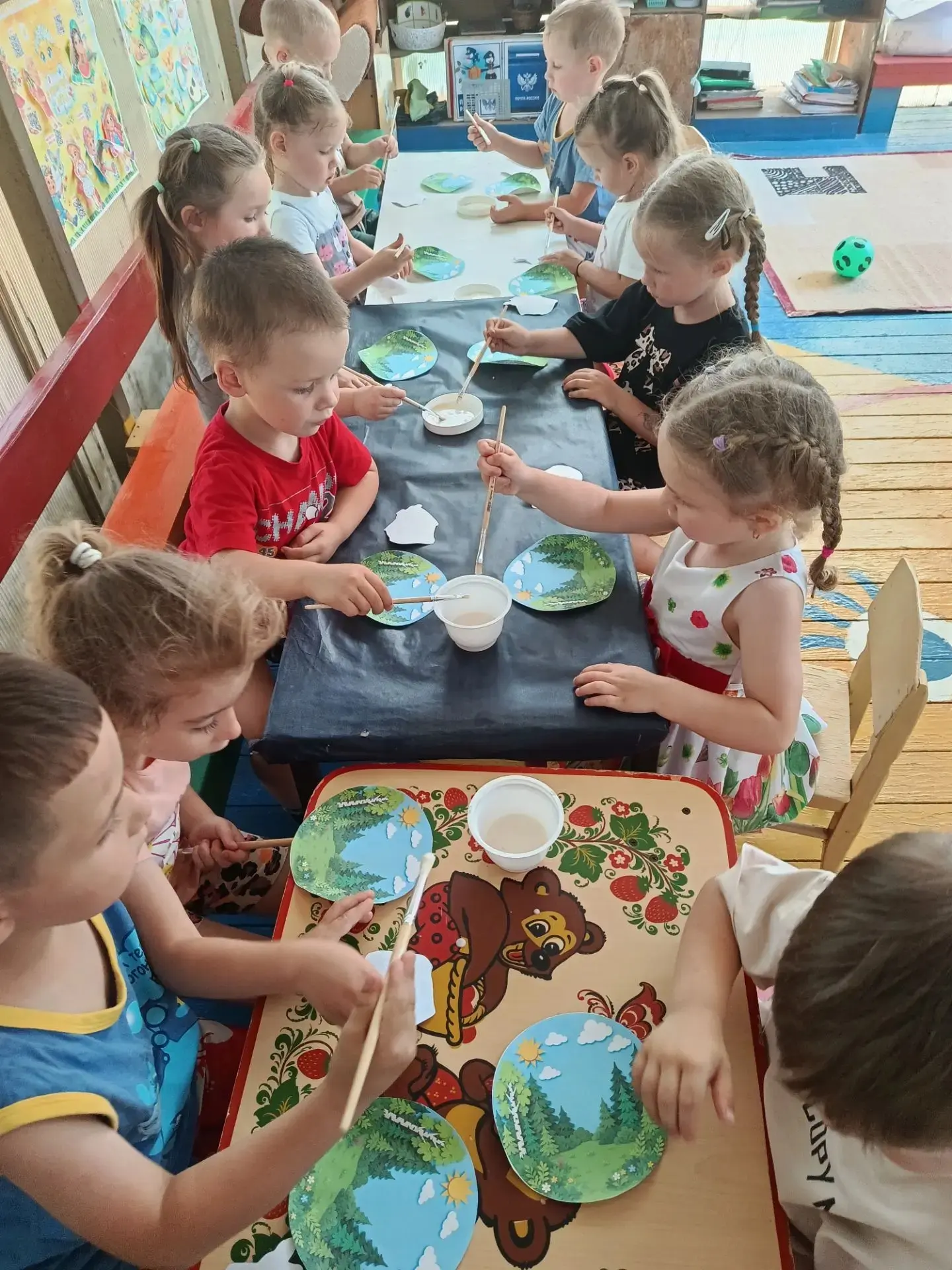 🎉 У Бабы Яги — день рождения! 🎉

Ребята из второй младшей группы очень удивились: как так, у грозн