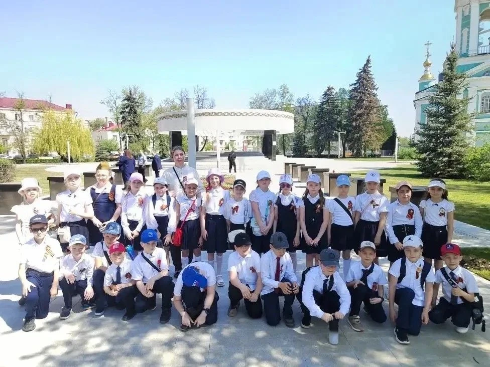 Сегодня школьники МАОУ СОШ №22 отправились в путешествие «по следам героических лет».  У памятников,