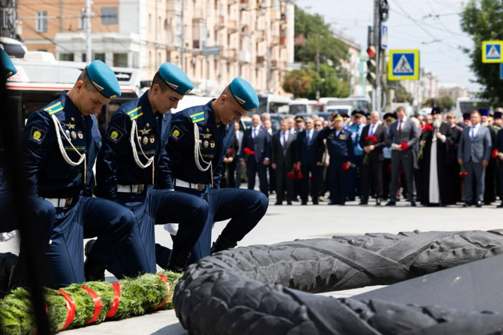 Рязанцы возложили цветы к Монументу Победы в память о погибших защитниках Родины

В областном центре