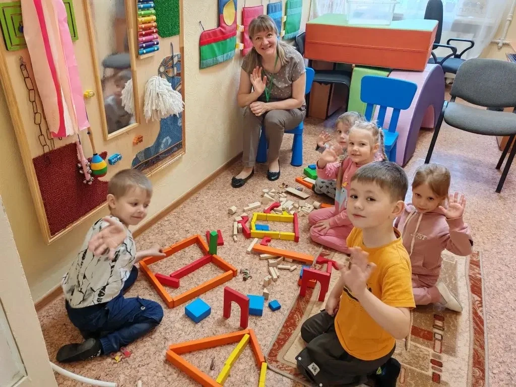 В мае в нашем Центре прошёл цикл занятий «Разноцветный мир» для ребят из старшей группы...