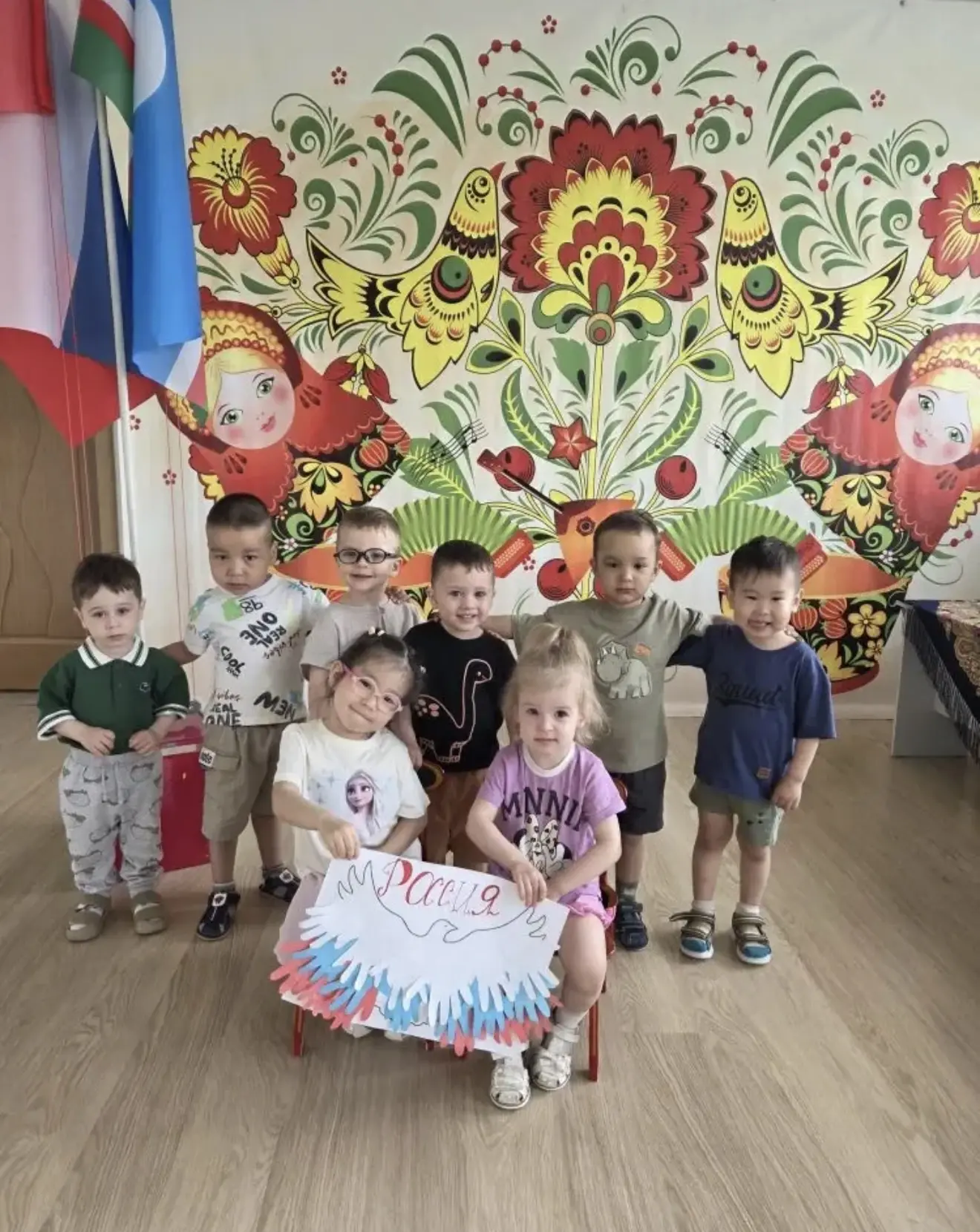 Наши самые маленькие дети из яселек готовились старательно ко  Дню России. Малыши лепили из пластили