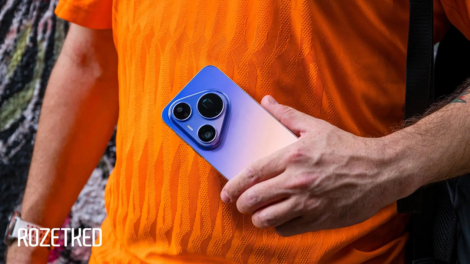 Градиент снова в моде

Флагман Huawei Pura 90s Pro Max легко отличить от конкурентов. Но внешность —