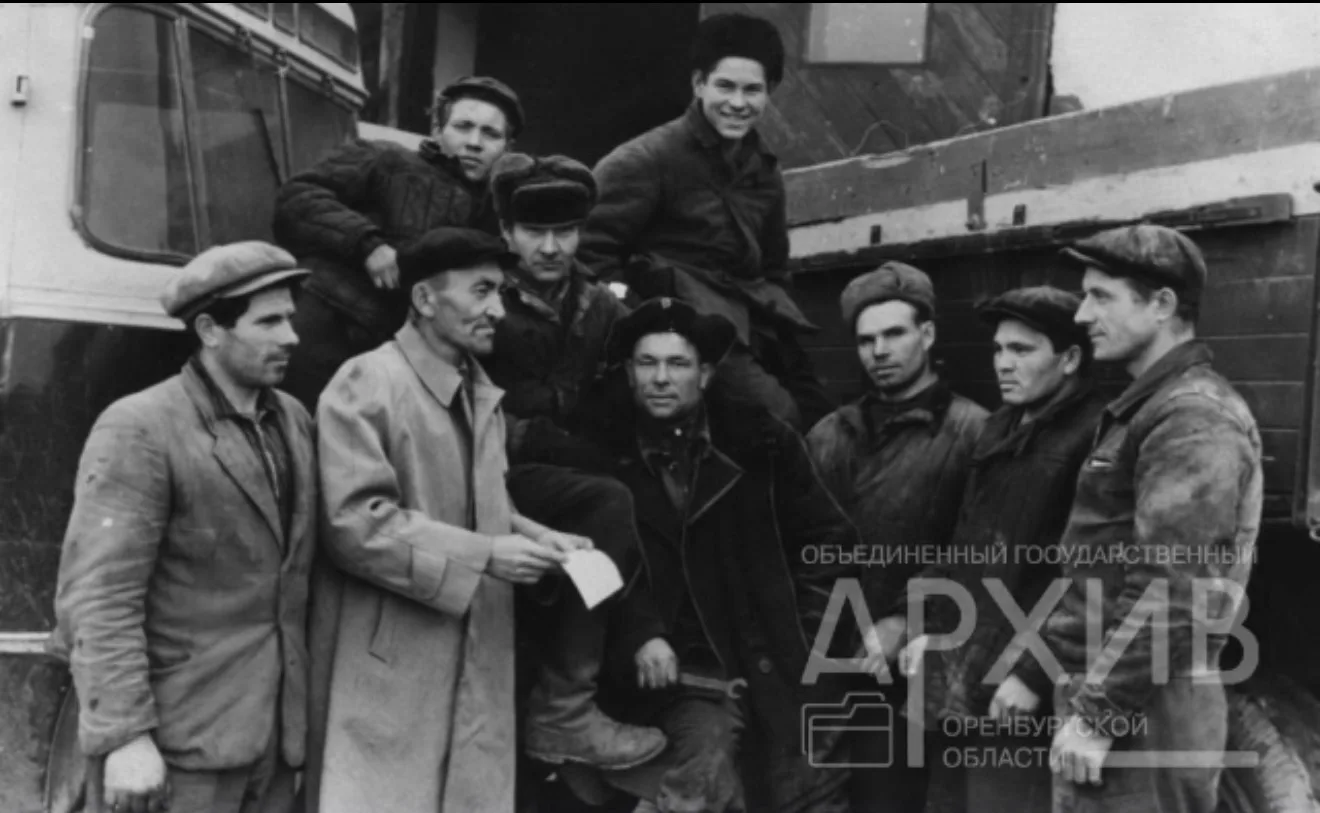 Госархив Оренбуржья показал фото работников автохозяйства Адамовки 1961 года