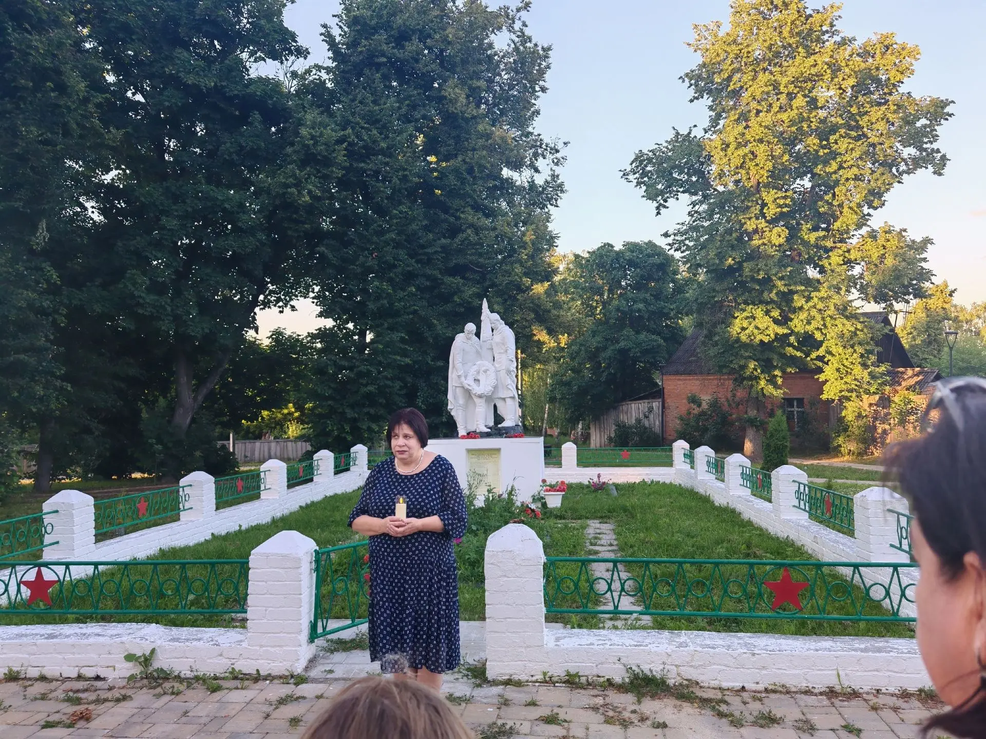 Накануне Дня памяти и скорби, на братском захоронении села Крапивна прошла трогательная встреча. 

Ж