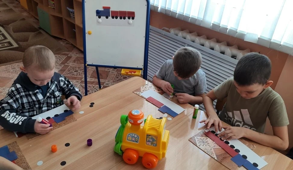 🚂В день рождения паровоза: творческая аппликация в разновозрастной группе 🎈В разновоз...