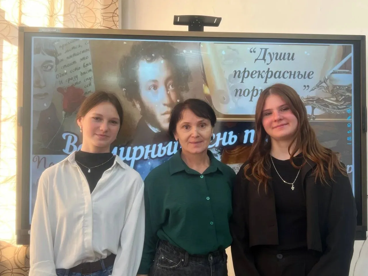 Души прекрасные порывы: как мы отметили Всемирный день поэзии! 📖✨ 18 марта, наша школа превратилась 