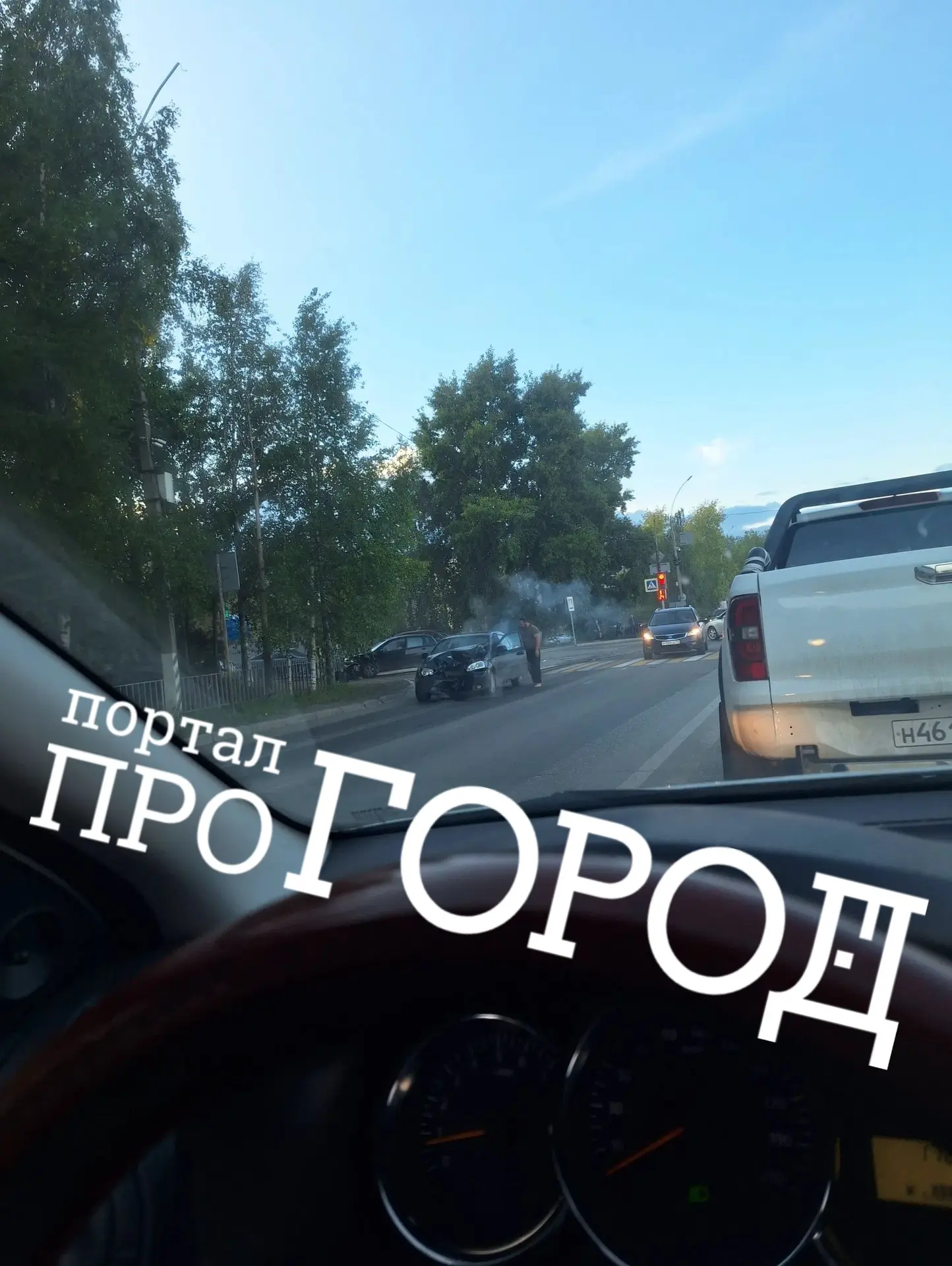 Подписчики сообщают, что на перекрестке возле ТРЦ «Ярмарка» жесткое ДТП - столкнулись н...