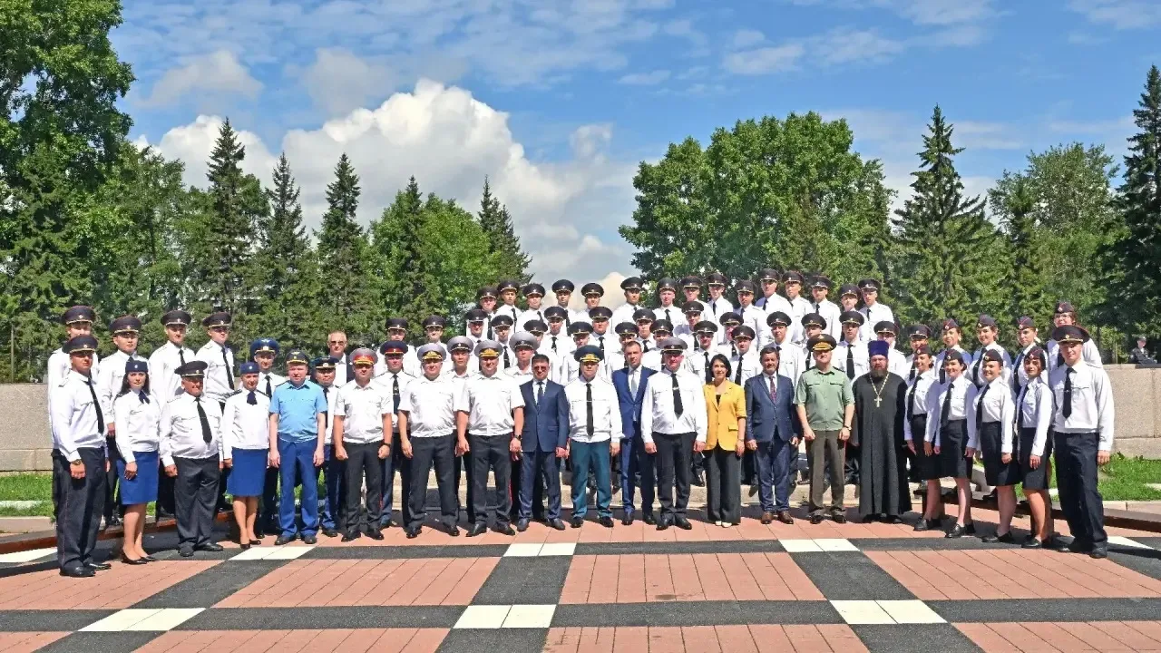 🎓 Торжественный выпуск в сердце Иркутска: новые офицеры вступают на службу!
👮‍♂️В центре города, н
