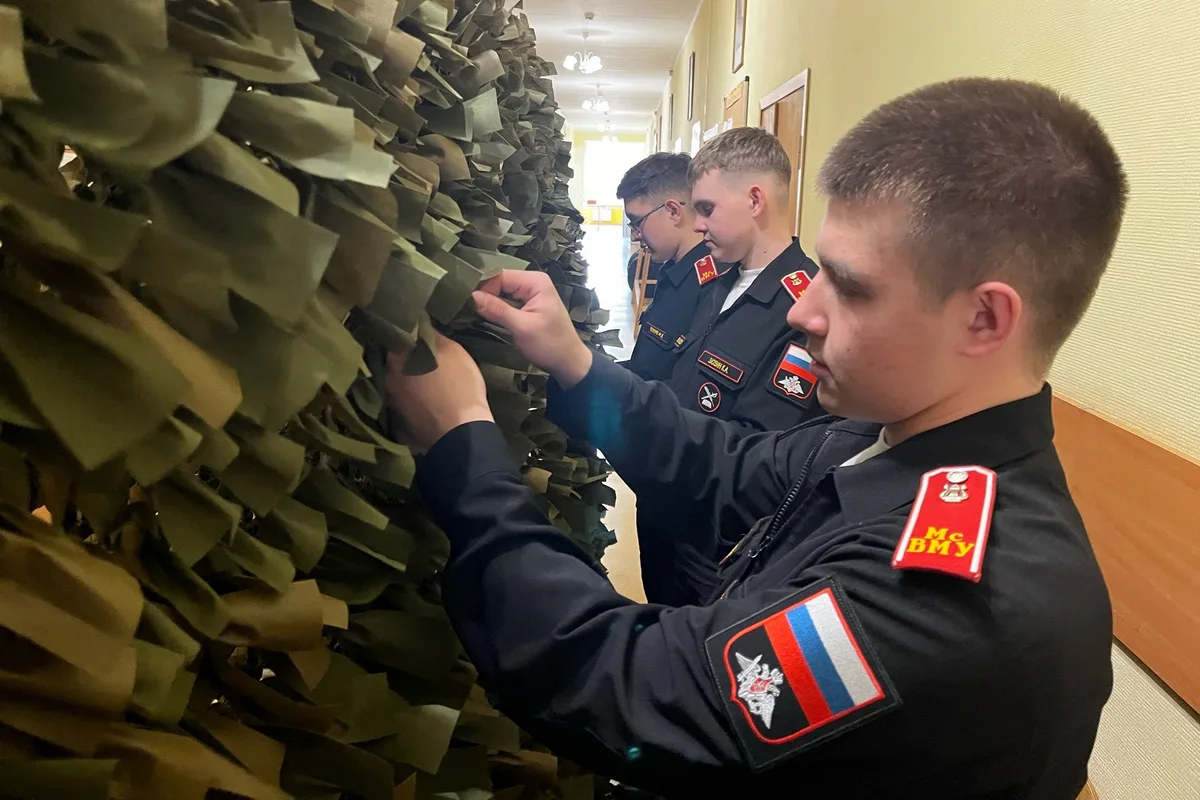 В Московском военно-музыкальном училище имени Халилова прошла акция по плетению маскировочных сетей 