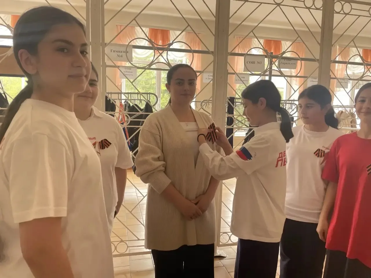 «Георгиевская ленточка»: память, которую носят на груди Активисты «Движения Первых» Лицея №1 г. Усть