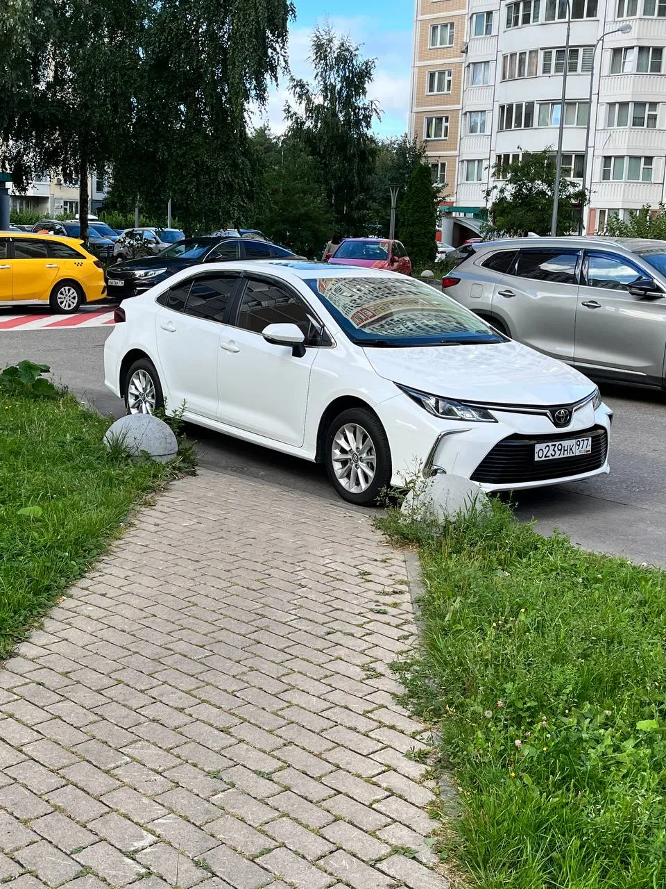 🔻Гений парковки, можно думать не только о себе, но и о том, как люди с колясками будут...