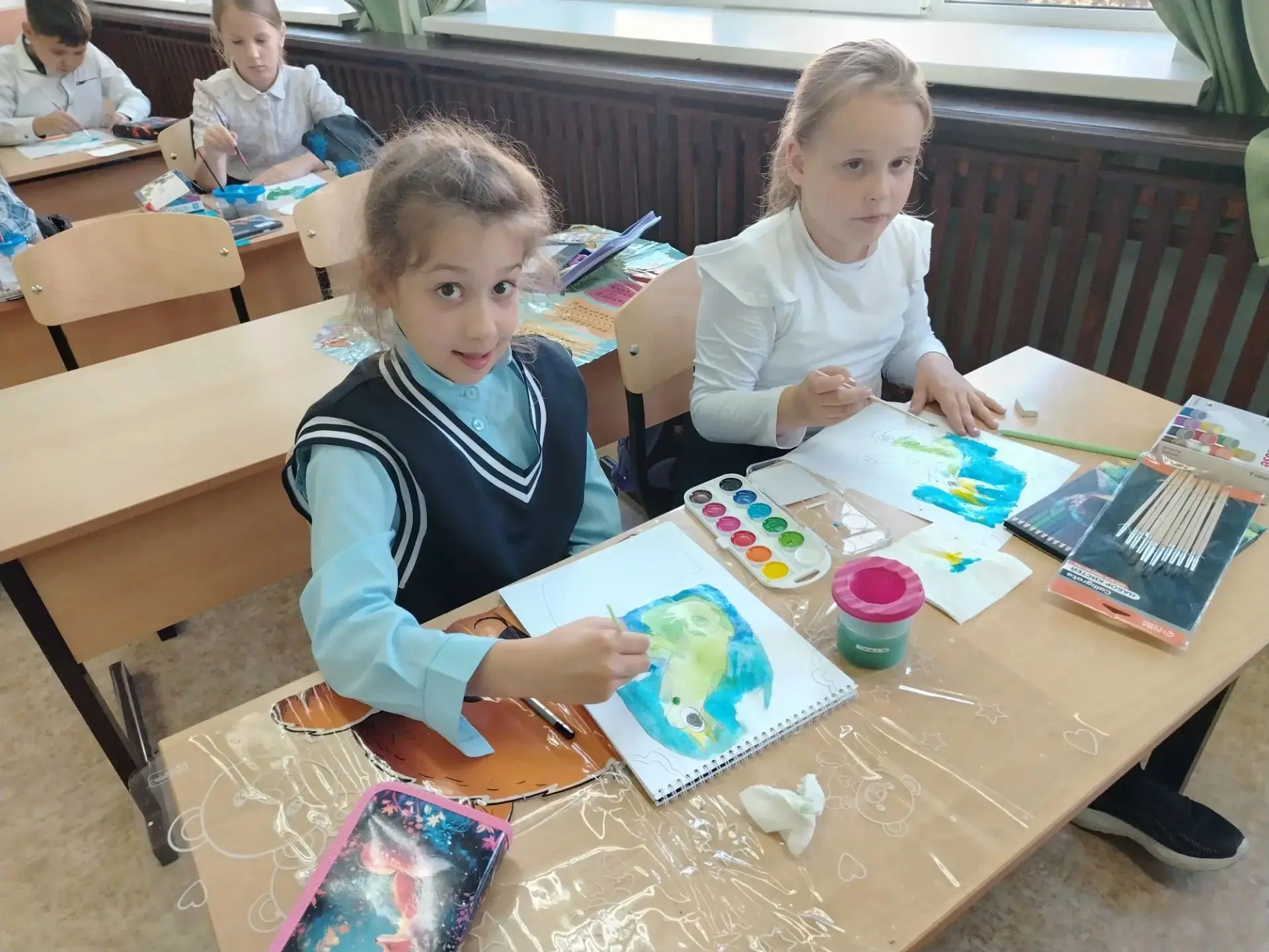 Так у Насти проходят уроки ИЗО 🎨 Юные художники🥰