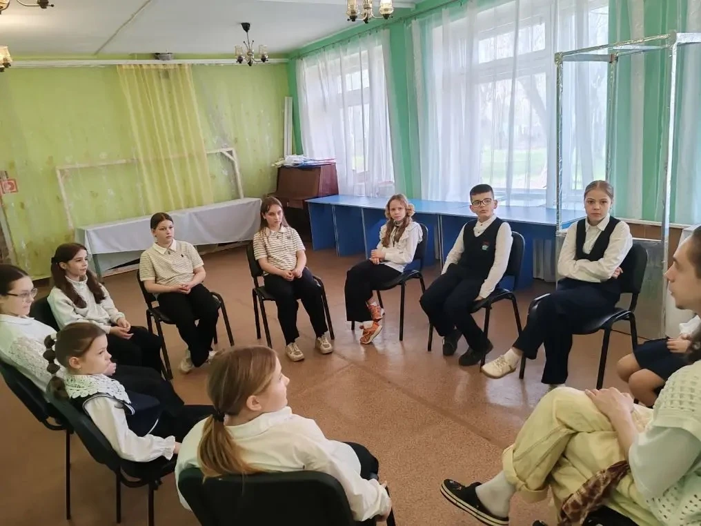 Зажигаем звезд! ✨  4 мая наши ребята из 5«Б» класса попробовали себя в роли настоящих артистов! 🎭  У