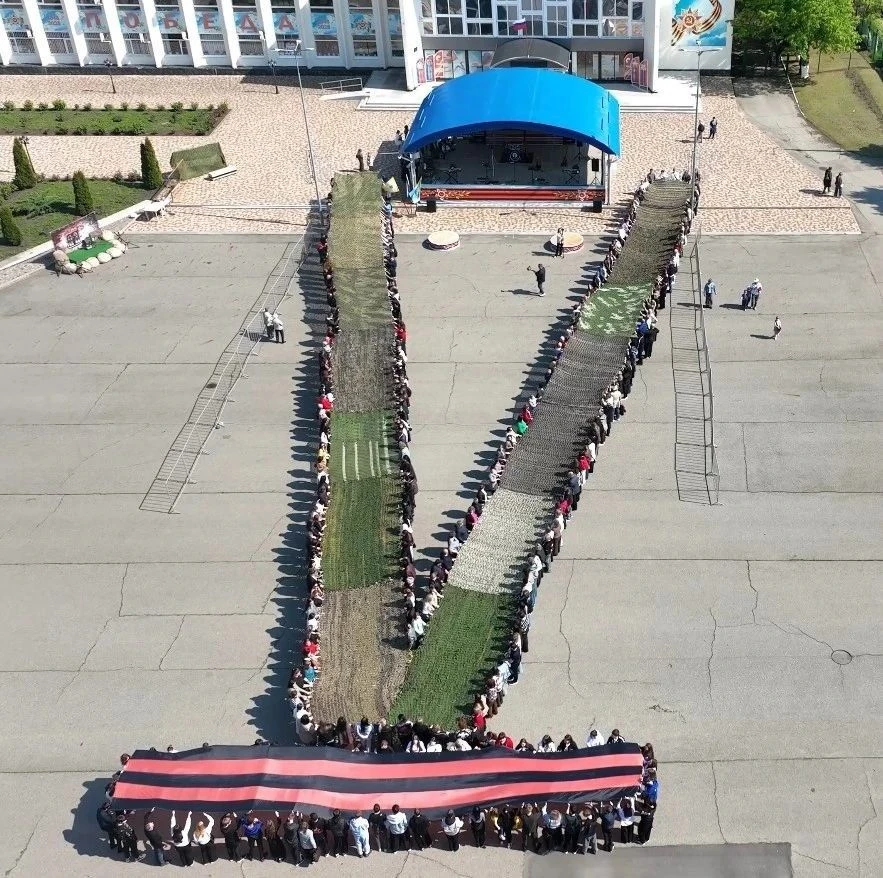 120-метровую маскировочную сеть и копию Георгиевской ленты развернули в Кочубеевском на...