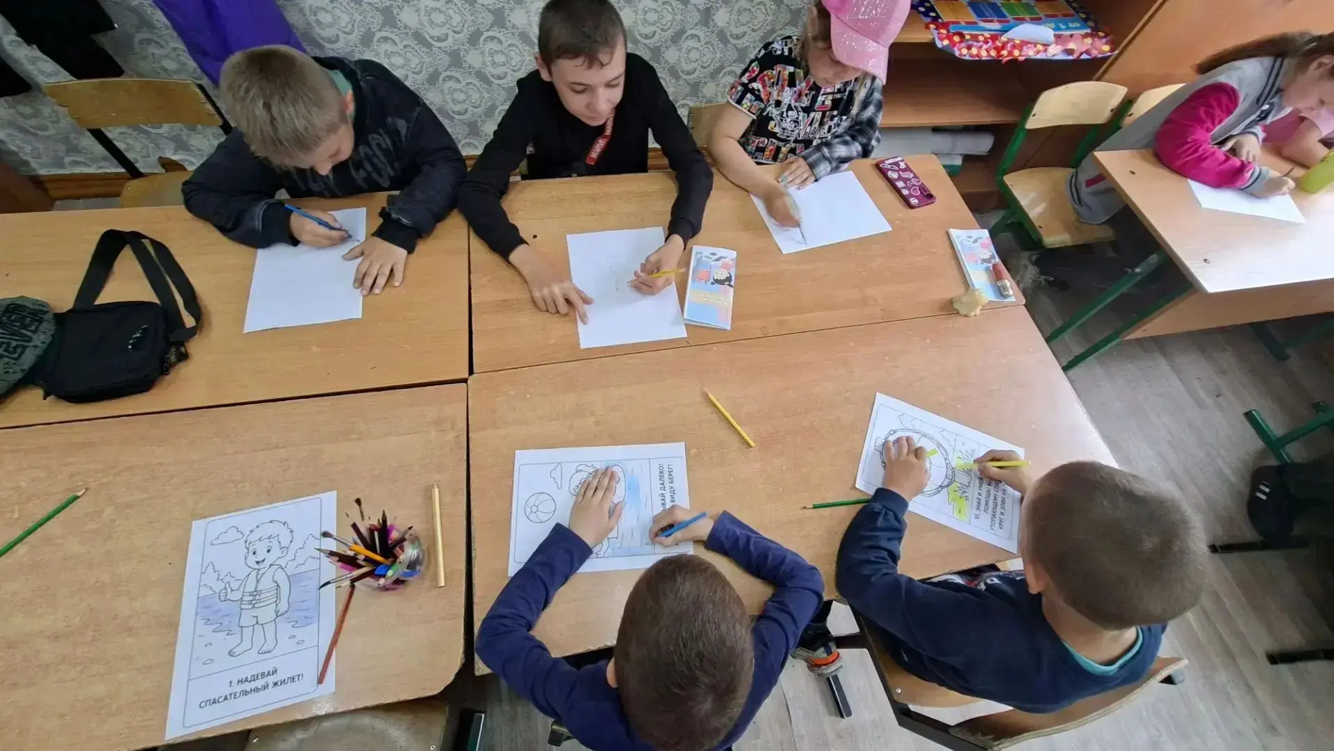 Тёплое летнее утро в лагере началось с привычной и такой любимой всеми зарядки ☀️🏃‍♂️🧍‍♀️. Сразу п