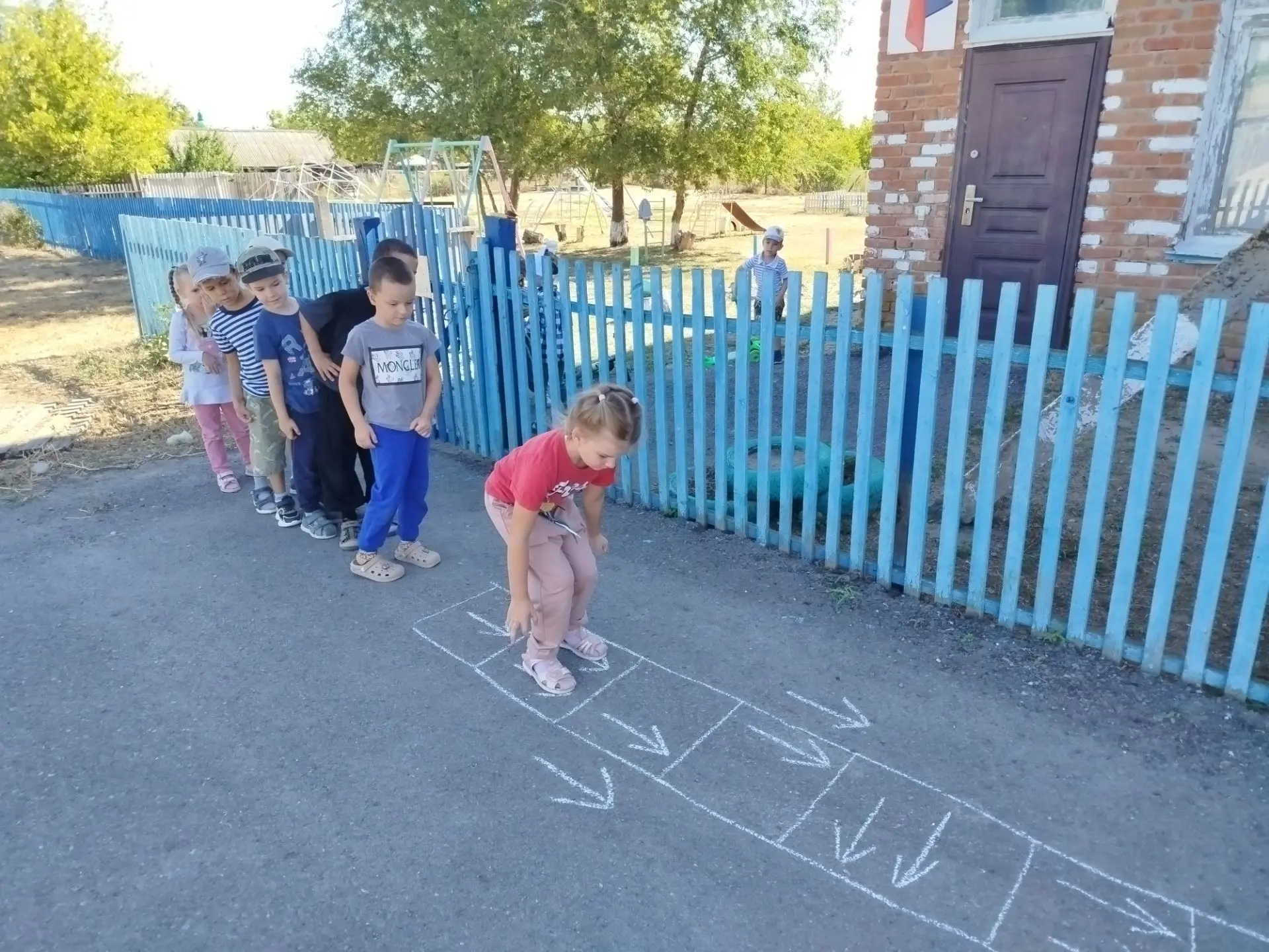 Учить детей ориентироваться в пространстве, прыгать на одной и двух ногах, сохранять ра...