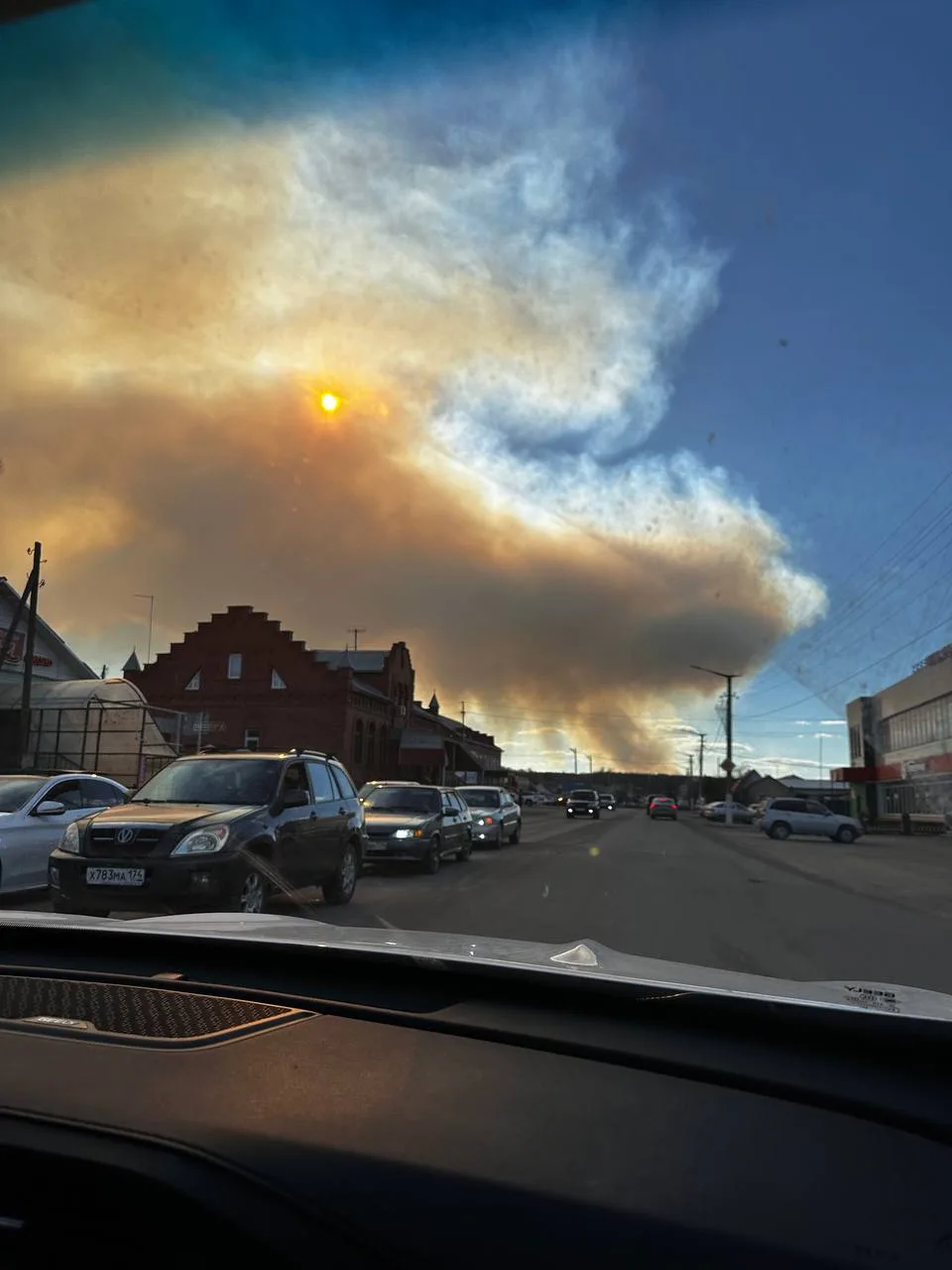 Сильный пожар произошел в районе Сычево — дым было видно даже из центра Челябинска.   В МЧС сообщили