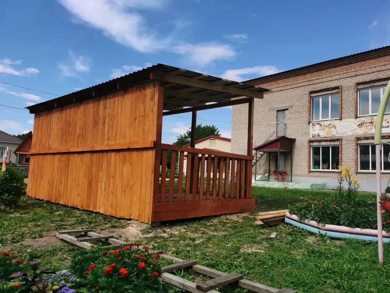 В детских садах Сузунского округа устанавливают новые прогулочные веранды