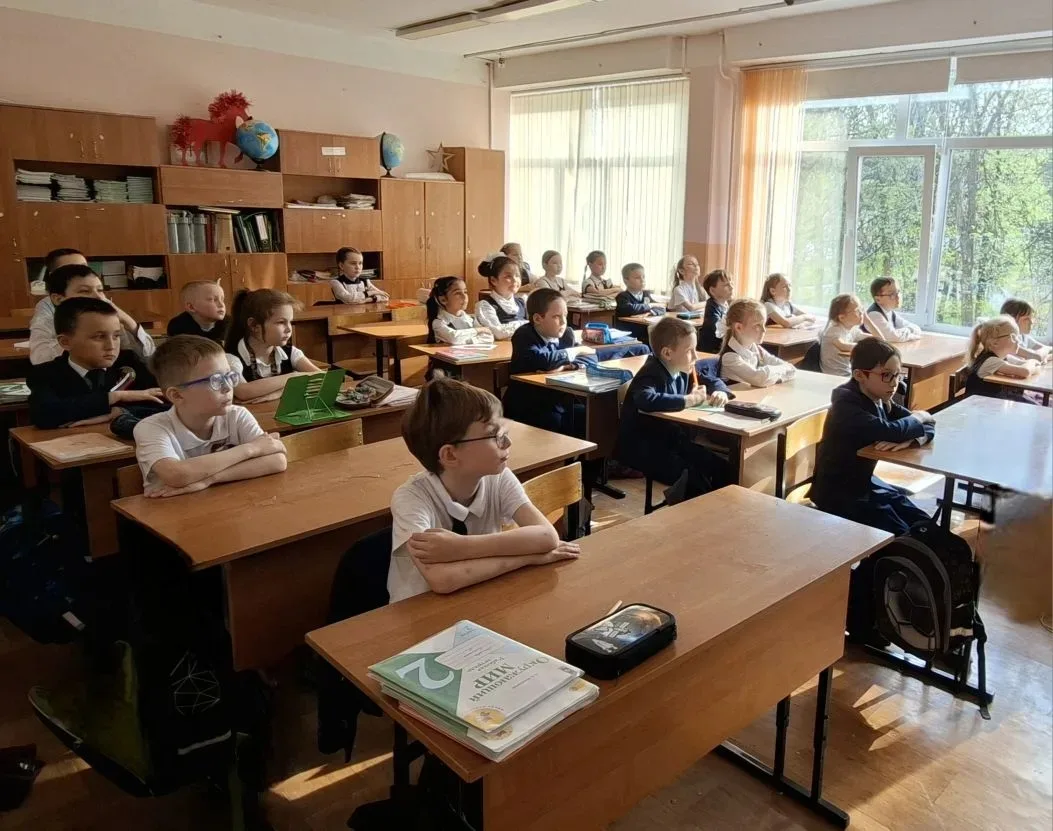 Бессмертные подвиги юных сердец   Мы знаем, что ныне лежит на весах, И что совершается ныне. Час муж