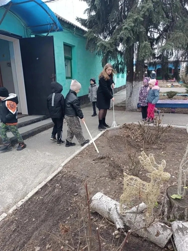 В рамках  проведения Общеобластного субботника, сотрудники МБДОУ д/с №22 приняли участи...