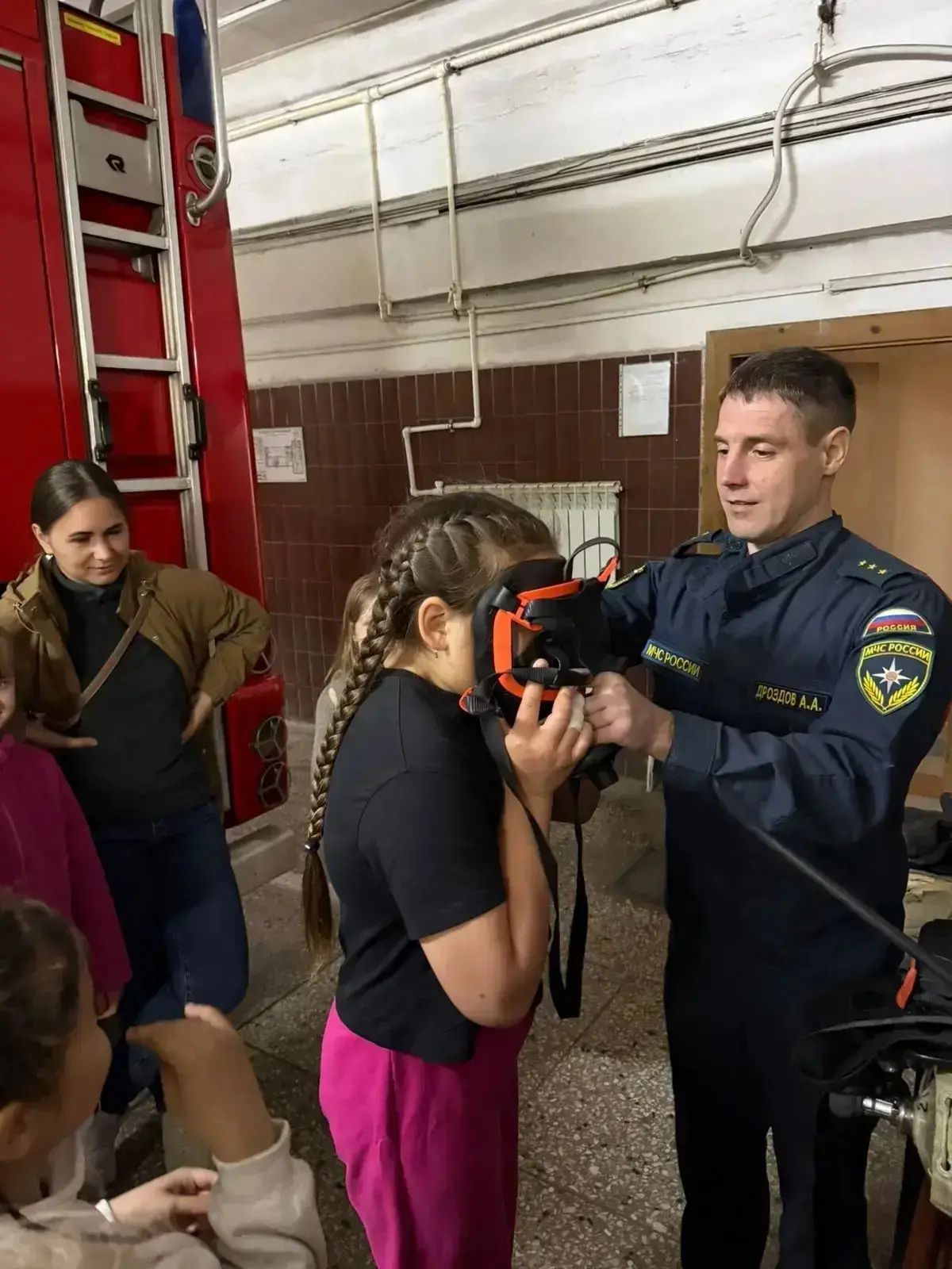 Пожарные, техника и боевая форма: как 2А класс «тушил» пожар 🔥👩‍🚒  В преддверии летних каникул, 25 м