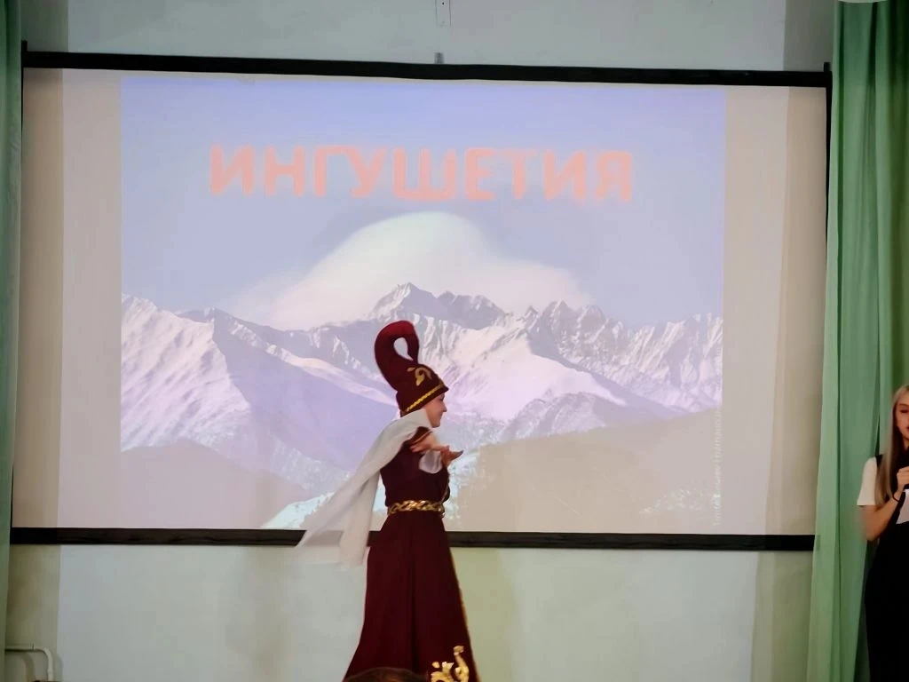 Ученики 8А класса 15 мая совершили "авиаполёт"  на лайнере «Дружба народов» по культурн...
