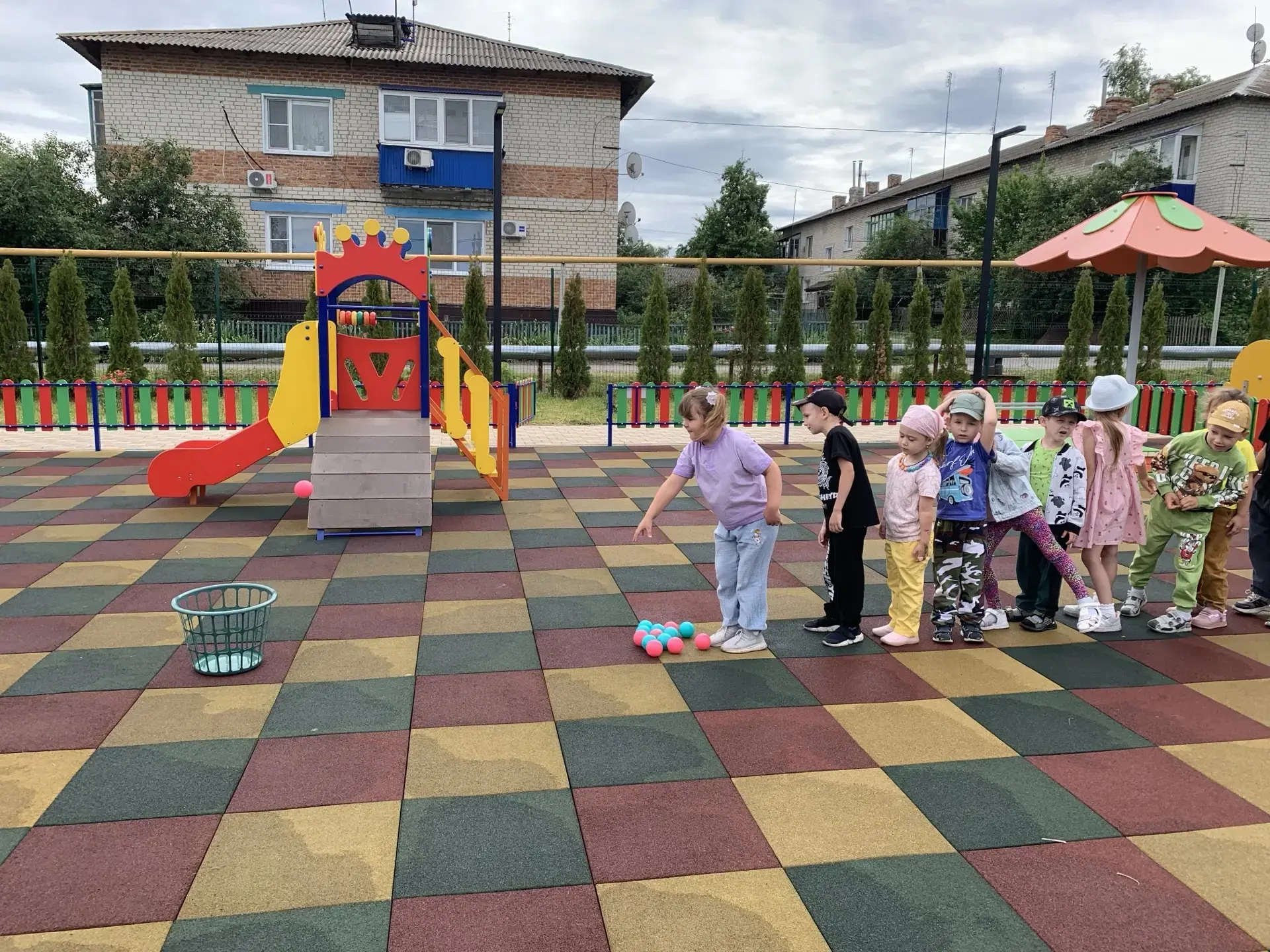 ☀️Во время прогулки необходимо поощрять стремление детей к движению, тренировке равнове...