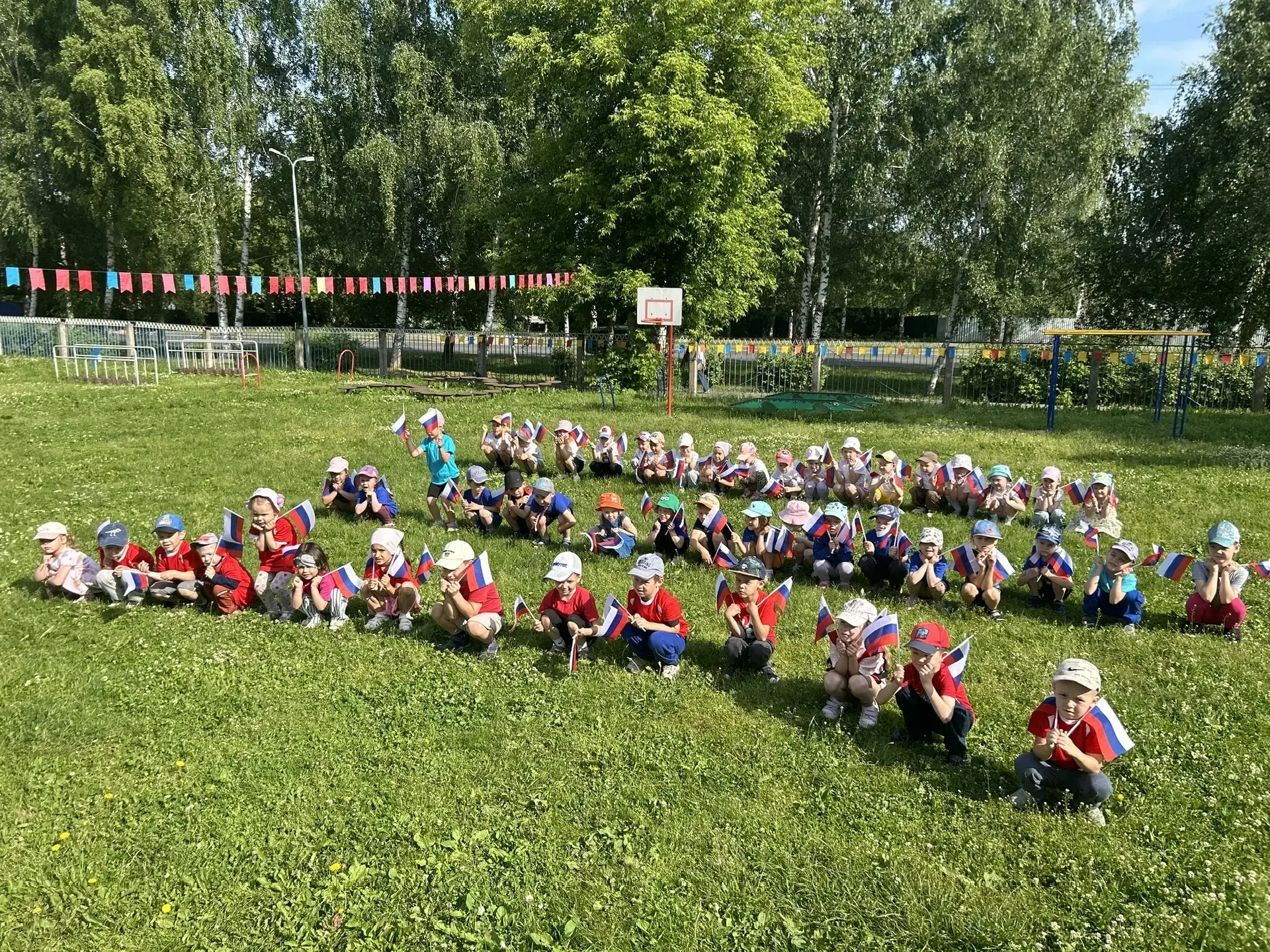 Сегодня в #доу166чебоксары в преддверии празднования Дня России прошёл  флешмоб "Физкультпривет, Рос