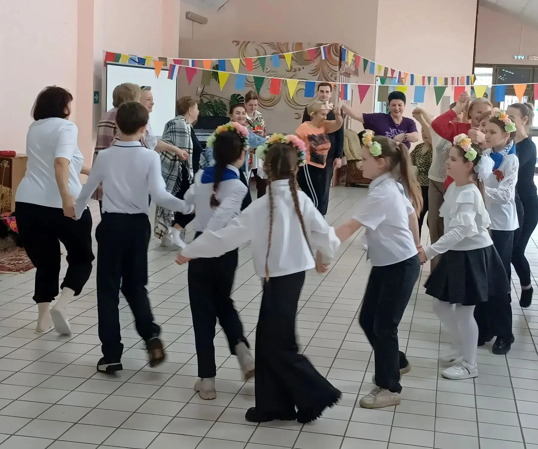 🌞 Масленица в каждый двор!  Аромат блинов, задорные песни и хороводы - так ученики МБОУ СОШ № 18 про