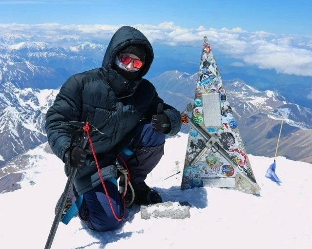 Новгородец Никита Яковлев покорил Эльбрус - высочайшую вершину России, расположенную на высоте 5 642