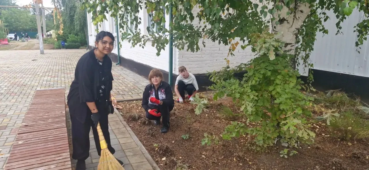 🌻Сегодня в нашей школе прошёл замечательный субботник! Вооружившись граблями, метлами ...