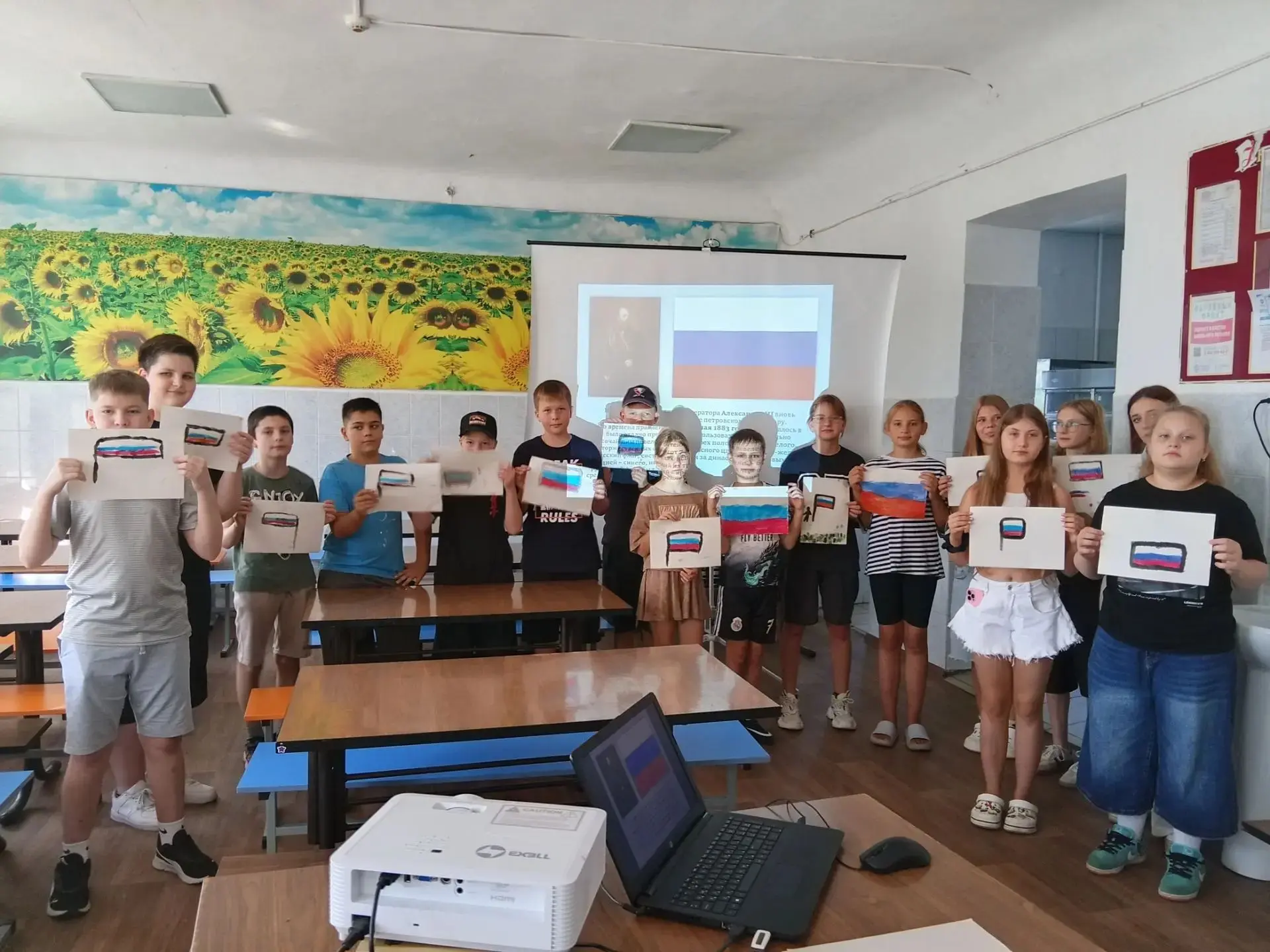 🏫 21 августа в нашей школе прошёл День флага РФ! 🎆