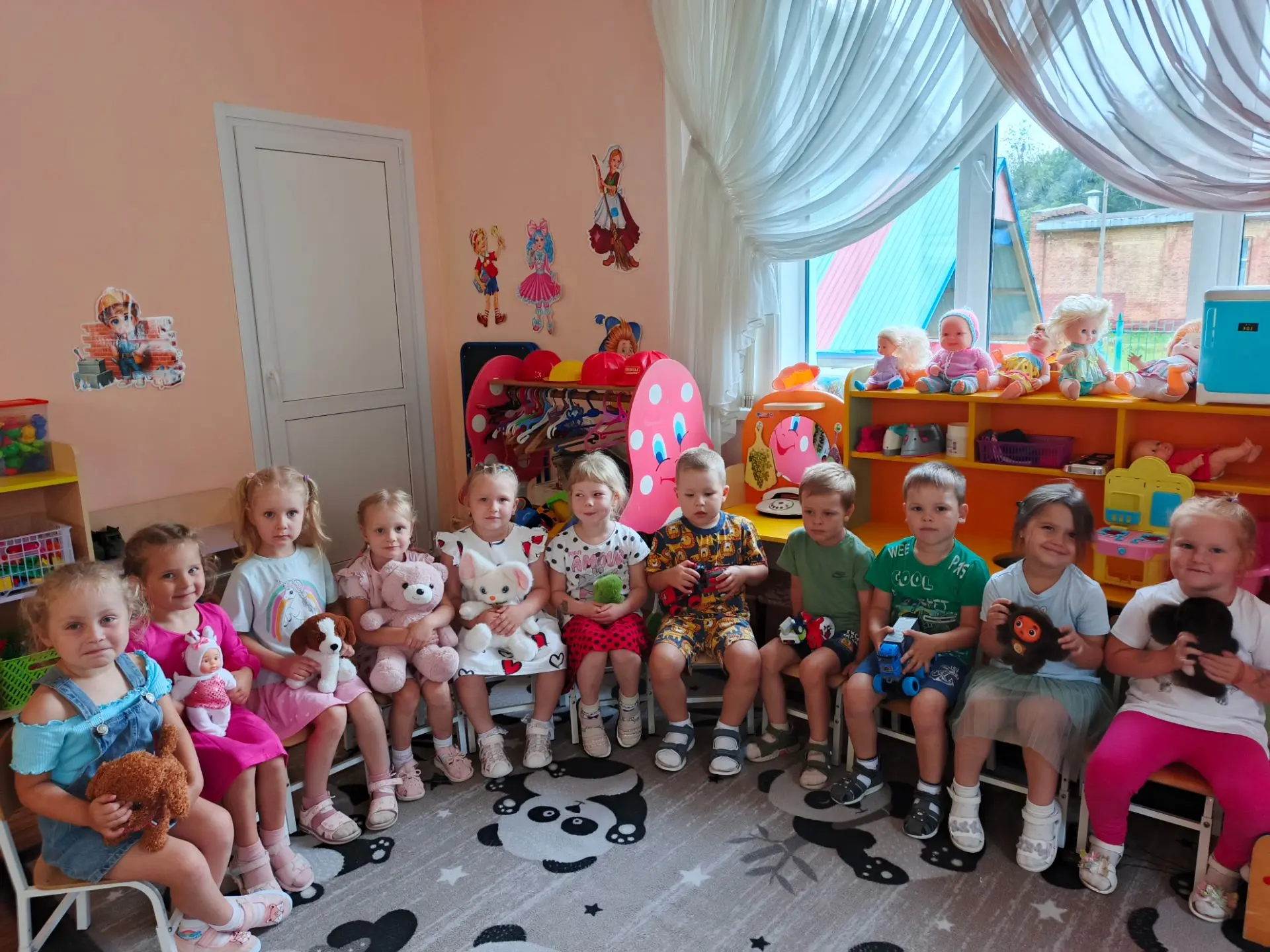 Парад любимых игрушек 🧸🚗

Утро началось с маленького праздника! Ребята принесли в группу свои самы