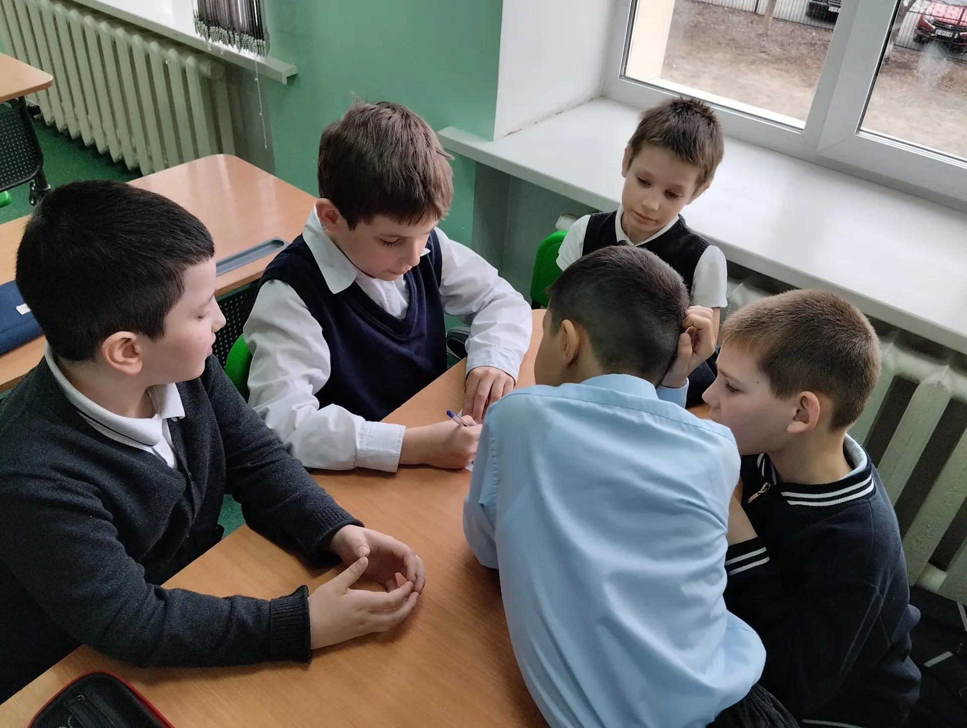 Накануне Дня космонавтики, 10 апреля, ребята 2 «В» класса своими руками изготовили ракеты из бумаги,