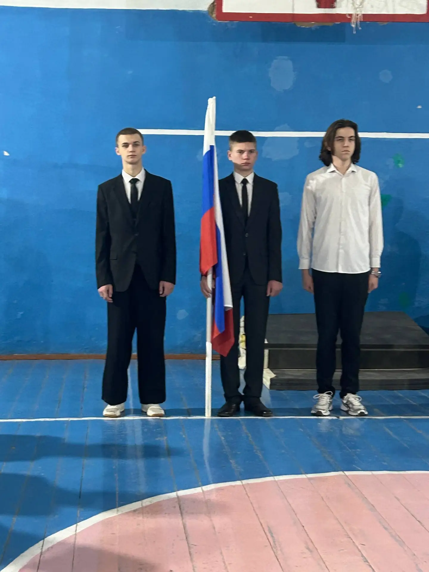 Начало третьей четверти в нашей школе прошло по традиции: подъём флага, исполнение гимн...