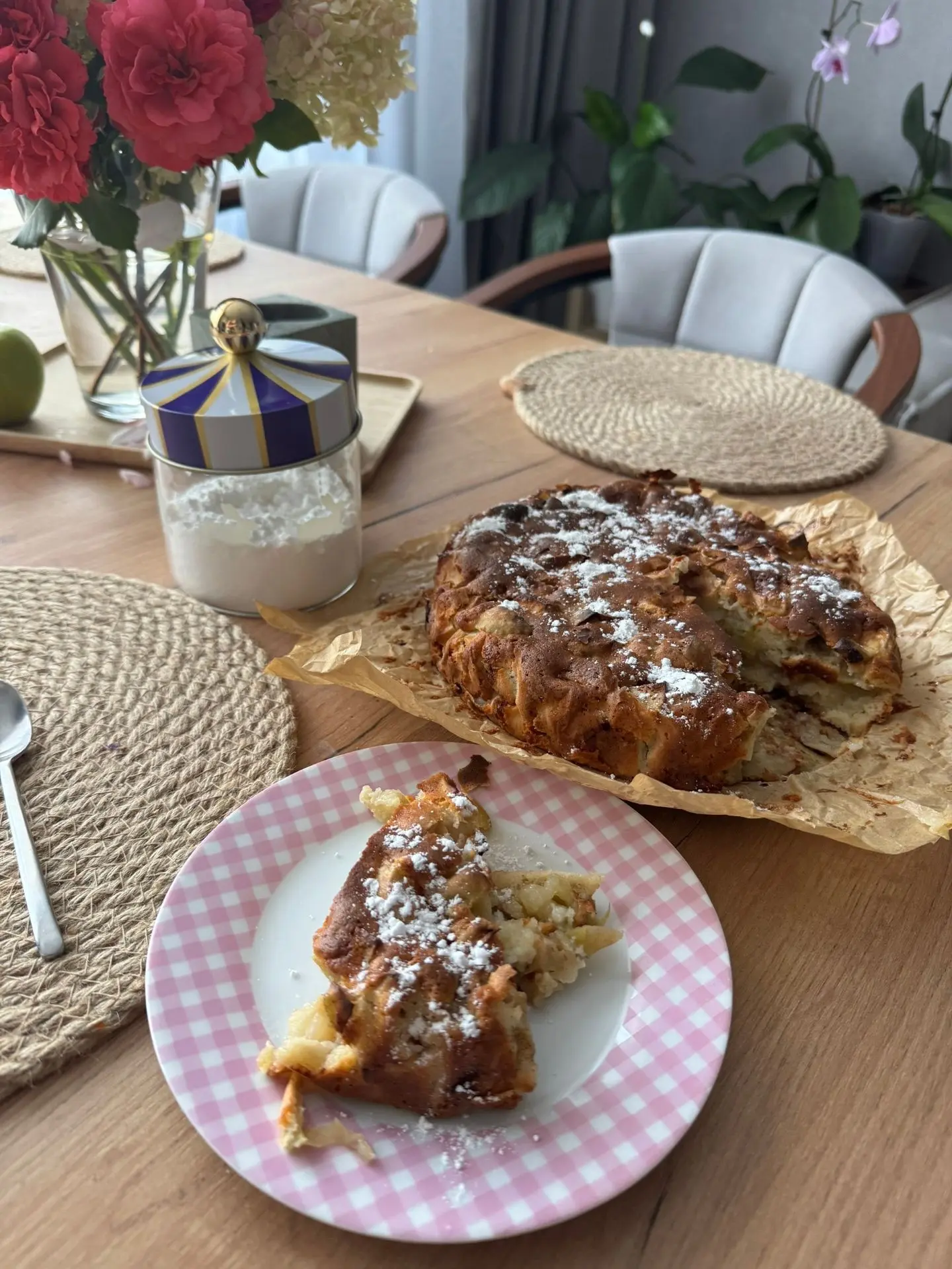 🍏🥧✨ «НЕЖНЕЙШЕЕ ОБЛАКО»: Рецепт той самой сочной шарлотки на сметане — забудьте про су...