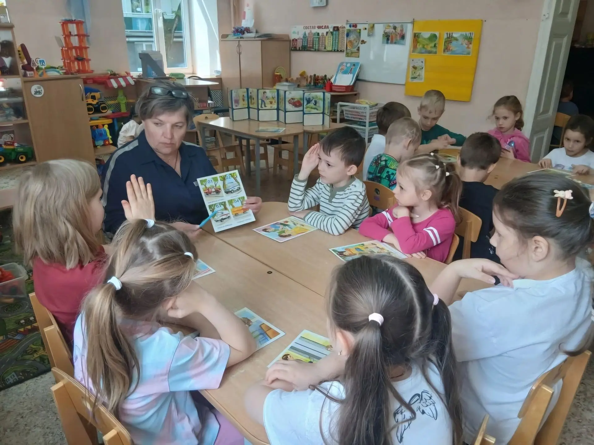 В нашем детском саду прошло важное и познавательное занятие на тему "Безопасное поведение на улице и