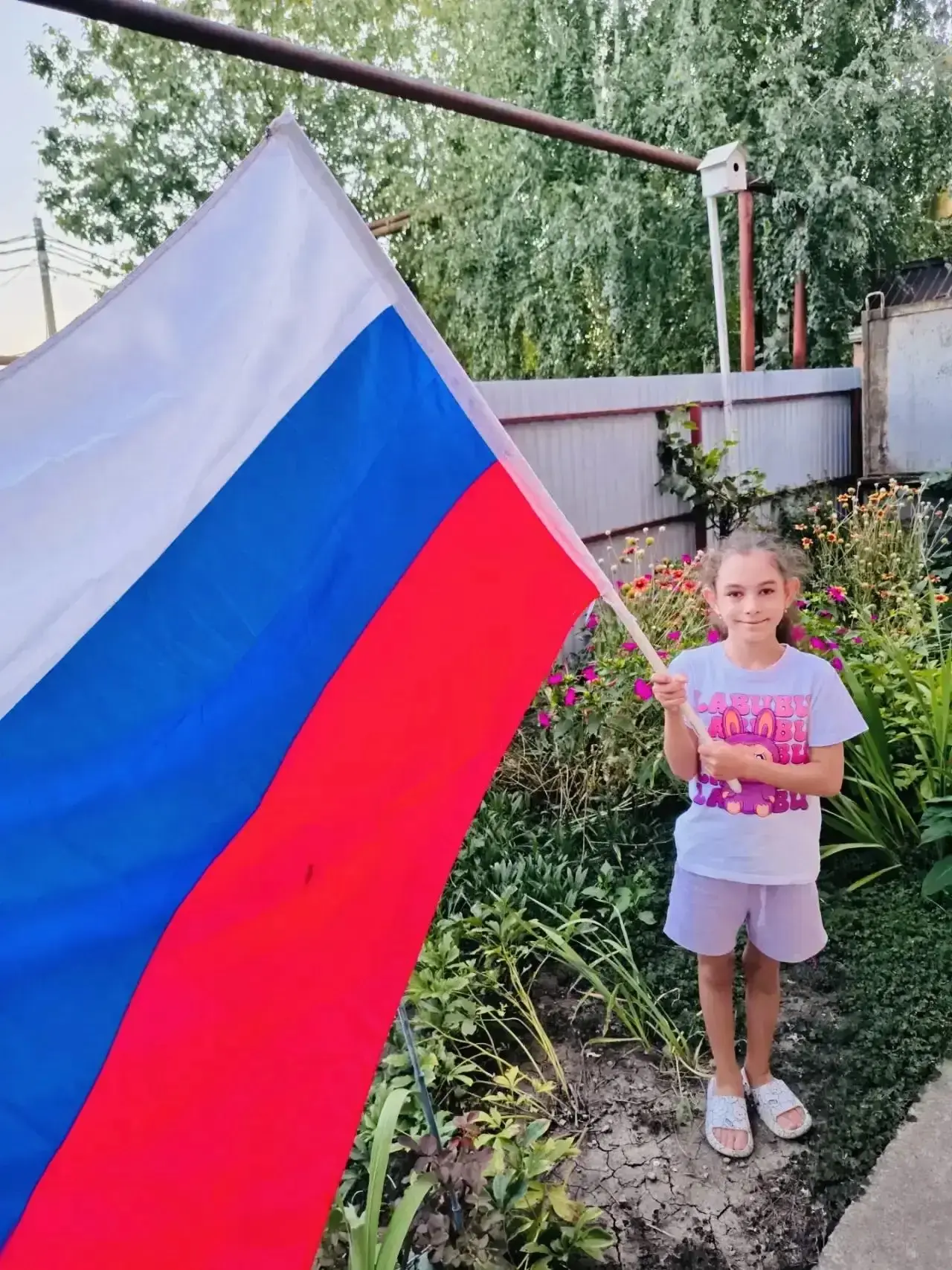 Ученица 3 "В" класса Саркисян София участвует в Акции ко Дню Российского флага.