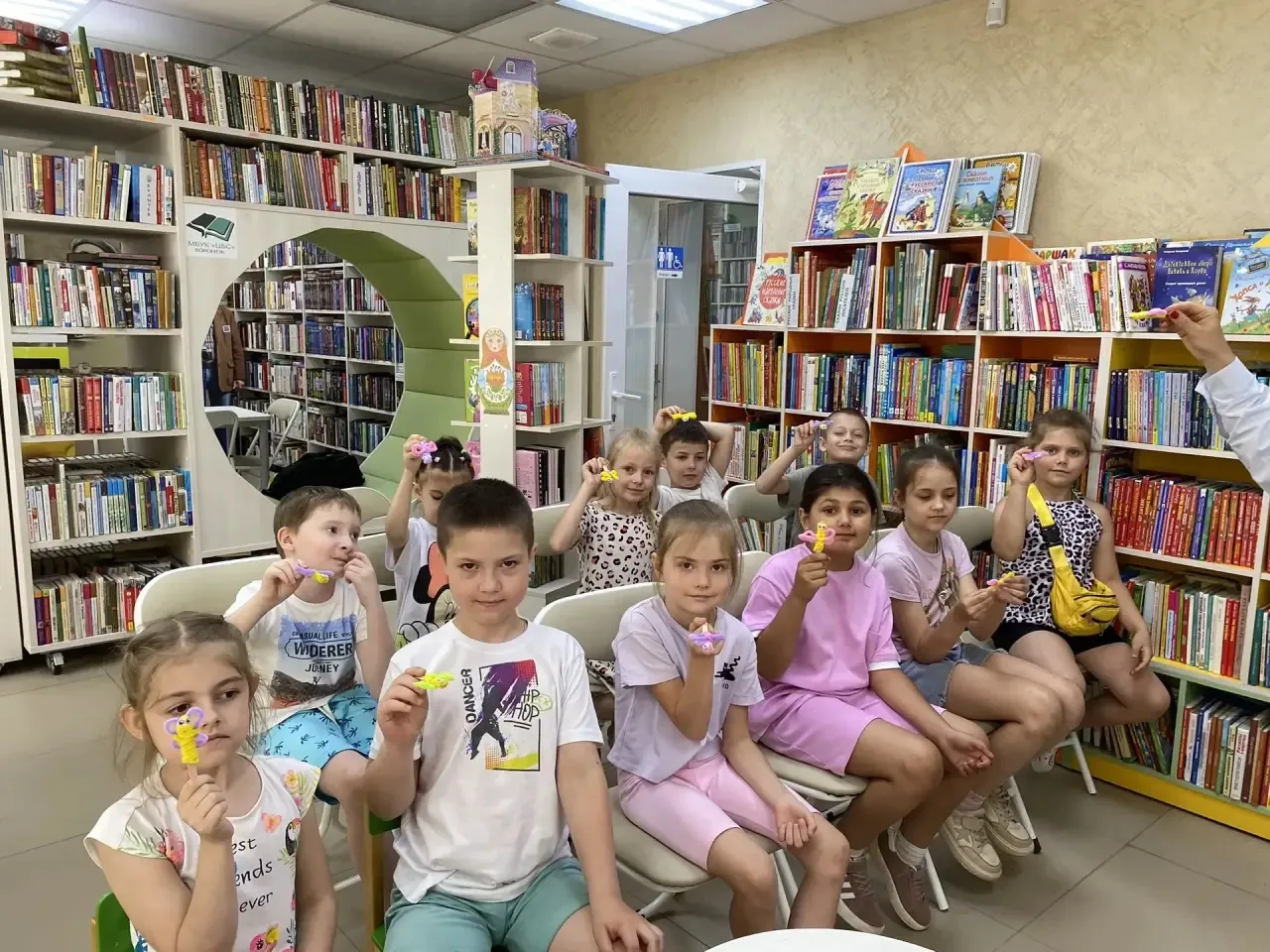 📚✨ Наши ребята из пришкольного лагеря дневного пребывания «Берёзка» не сидят на месте ...