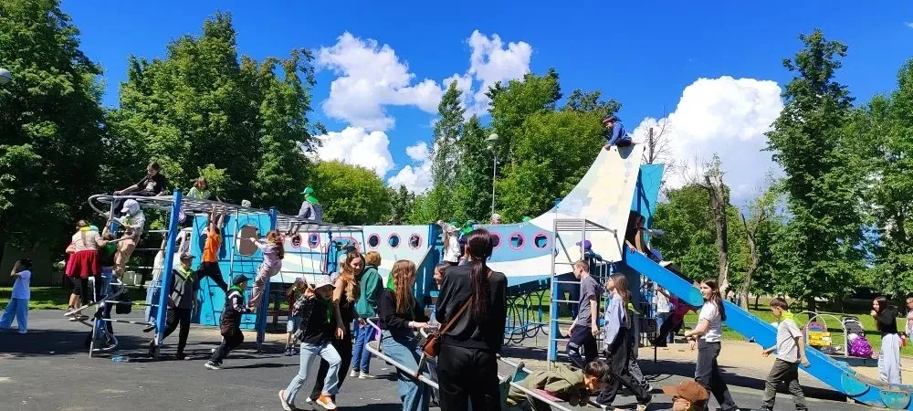 ☀️Сегодня, в День защиты детей, парк «Крылья Советов» стал площадкой для радости и веселья. Наши уче