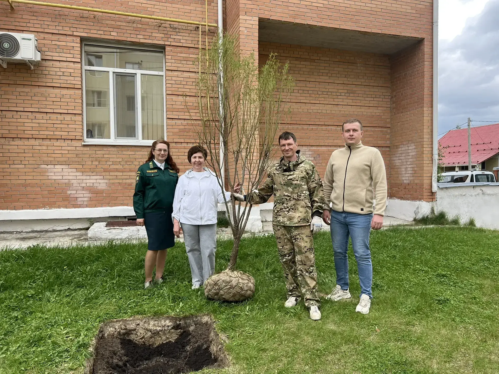 У Зеленых должно быть Зелено. От охраны лесов — к уюту у родного офиса: новая традиция экологов Югры