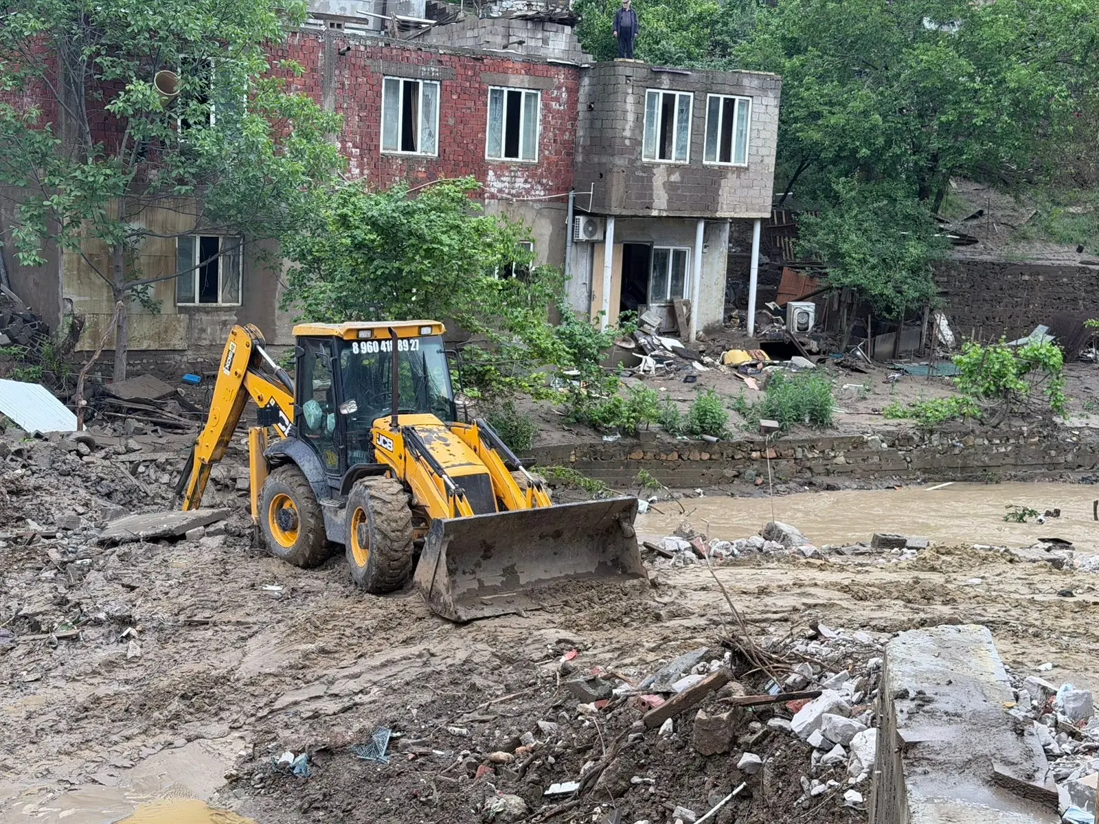 ⚡️В русле реки Тарнаирка в Махачкале также не прекращаются руслоочистительные и дноуглу...