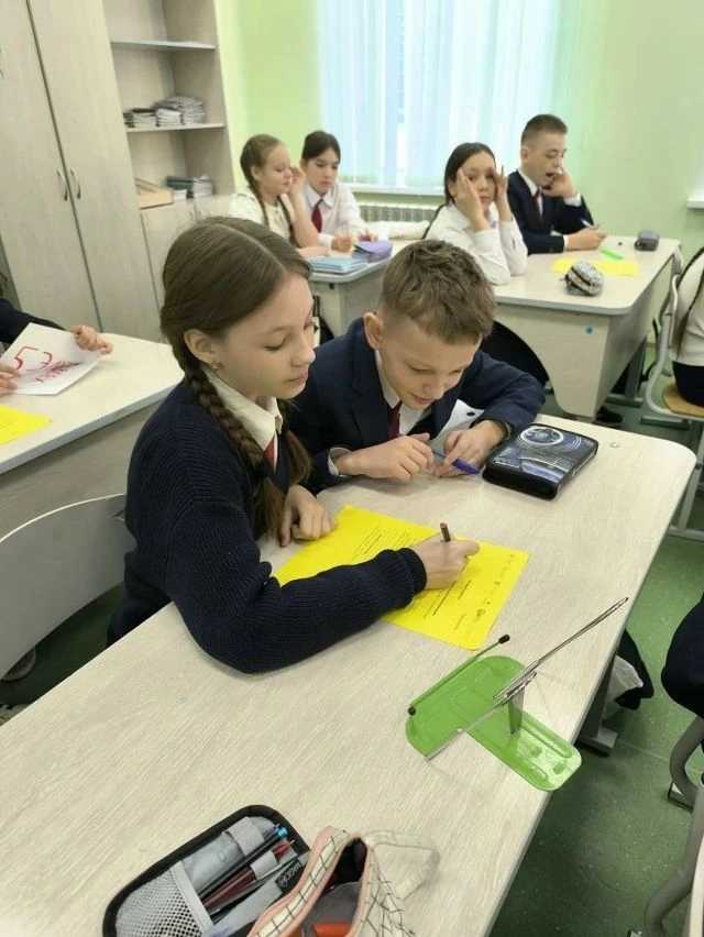 РАЗГОВОРЫ О ВАЖНОМ Утро понедельника, 2 февраля, в нашем лицее началось с торжественной линейки, цер