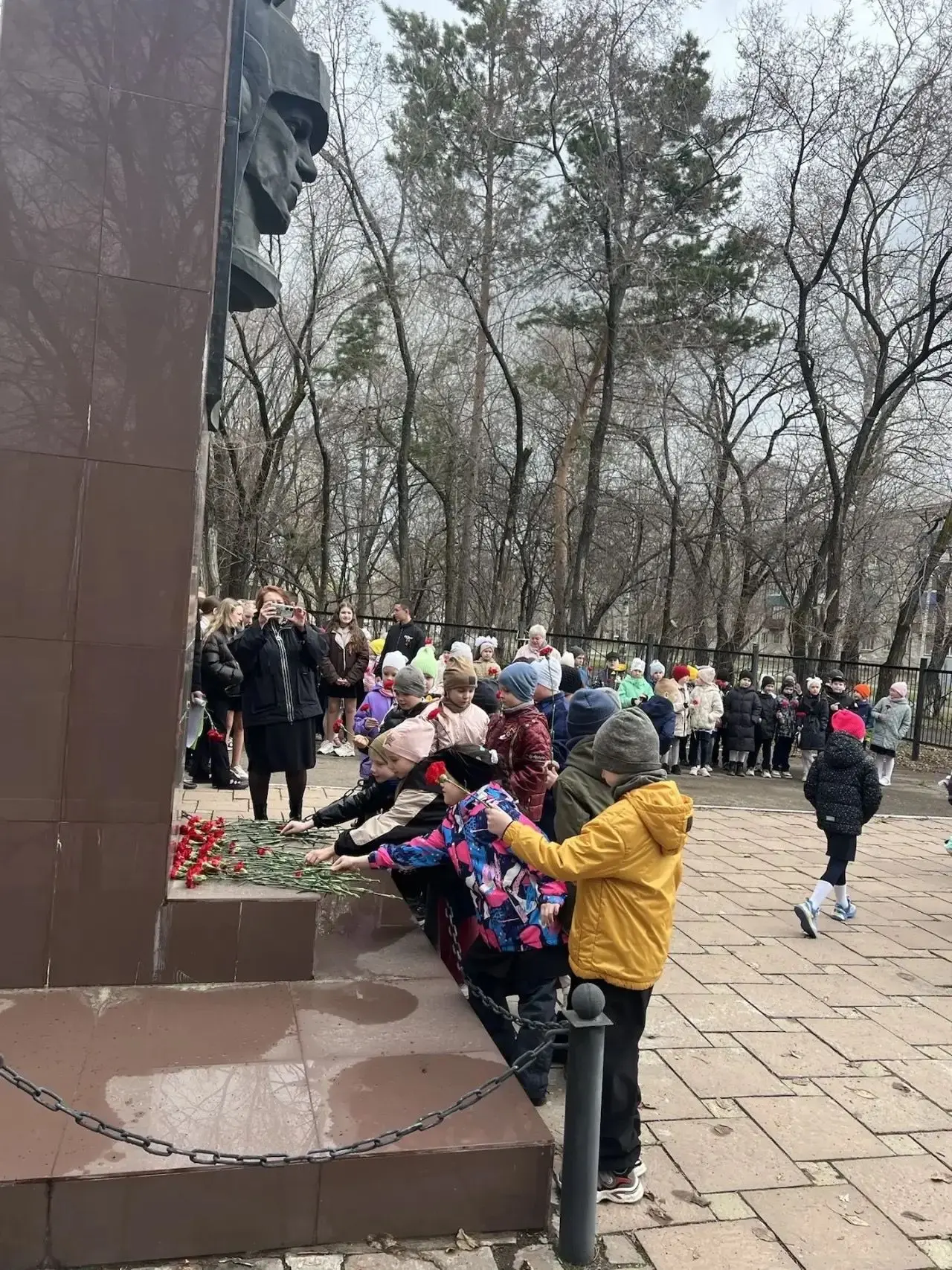 🇷🇺🎉Торжественный митинг в честь Дня Победы🎉🇷🇺 6 мая учащиеся 1 и 2 классов нашей школы приняли участ