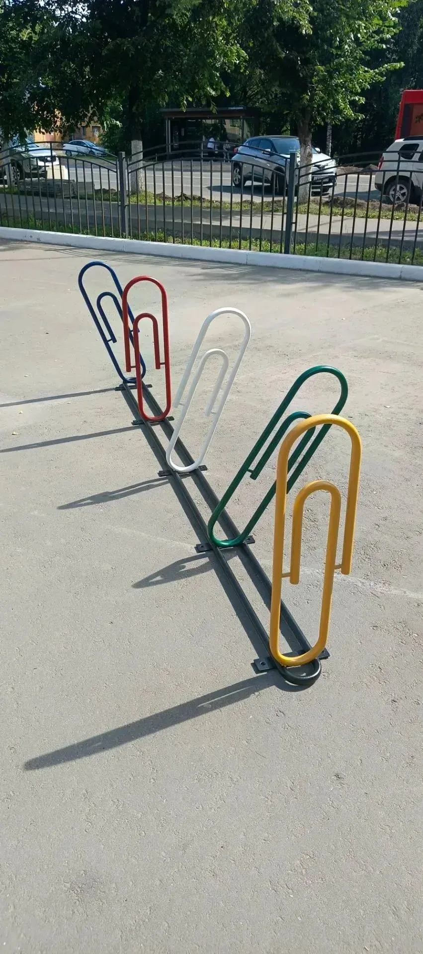 🚲📎 У школ Вологды начали устанавливать необычные велопарковки.