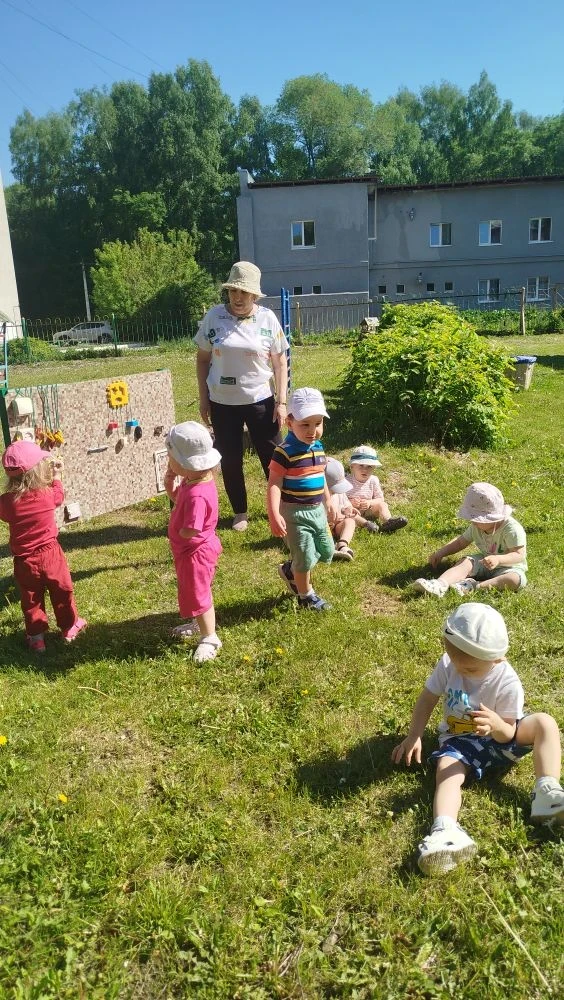 👶 Маленькие исследователи на прогулке!

Наши малыши с огромным интересом познают мир вокруг себя. С