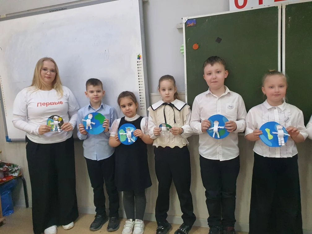 ПУТЬ К ЗВЕЗДАМ НАЧИНАЕТСЯ ЗДЕСЬ!  ✏️В преддверии Дня космонавтики активисты «Движения Первых», совме